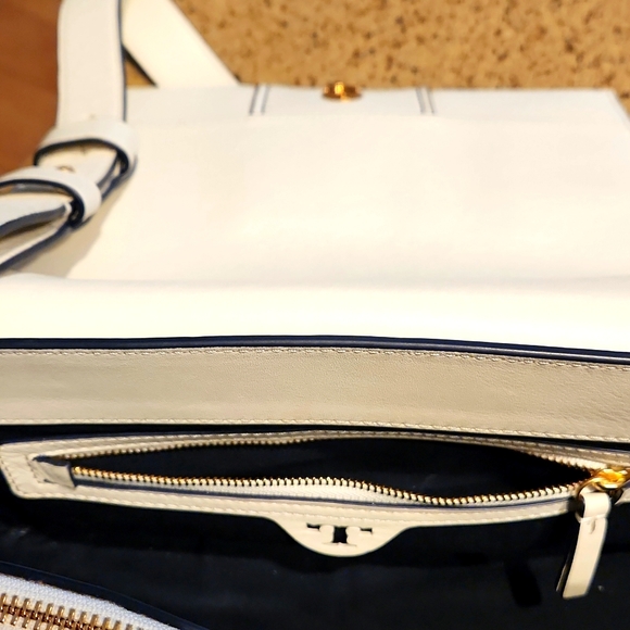 Tory Burch Block-T Shoulder Bag - Picture 5 of 8